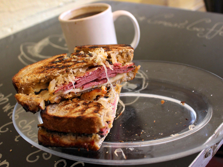 Reuben Sandwich da Delessio Market and Bakery: pastrami, queijo suíço, chucrute e molho russo em pão de centeio