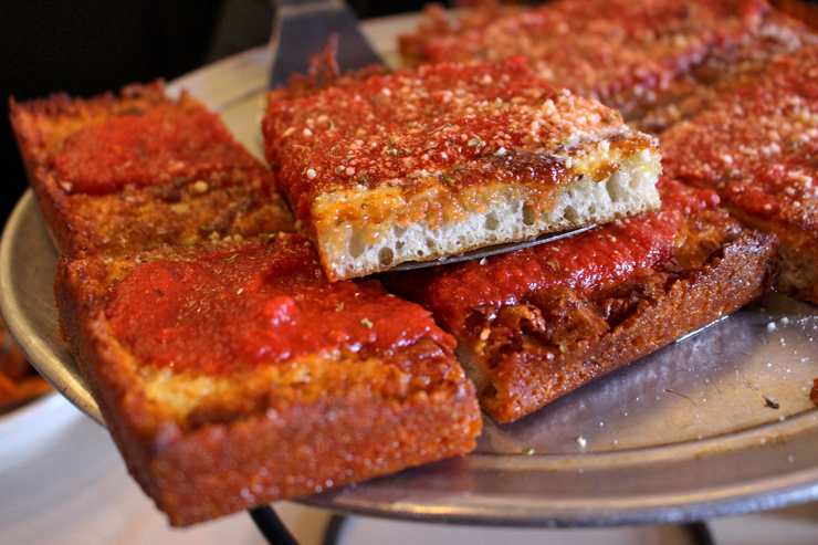 Pizza estilo de Detroit na Tony's Pizza