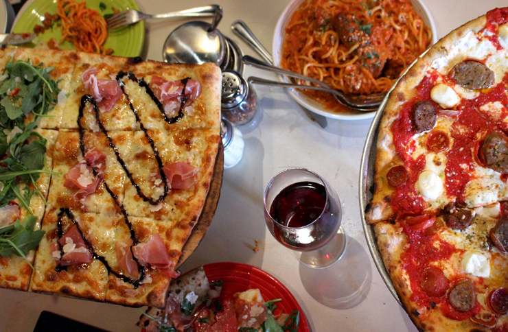 Pizza estilo Romana e Novaiorquina, espaguete com polpeta, vinho.... a chafurdança na Tony's Pizza
