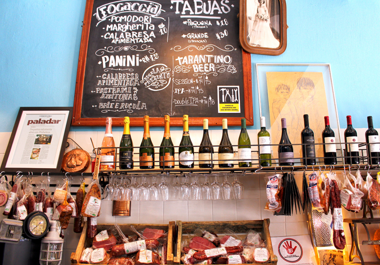 Detalhe da decoração e dos vinhos de pequenos produtores nacionais servidos na Salumeria Tarantino