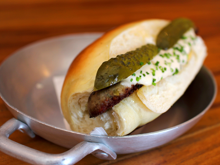 Linguiça artesanal de pato, fondue de queijo, picles de pepino, mostarda dijon no pão de leite (R$ 28) 