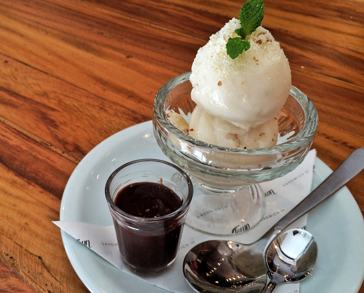 Sorbet de pera com calda de chocolate e um não toque de pimenta do reino (R$ 17)