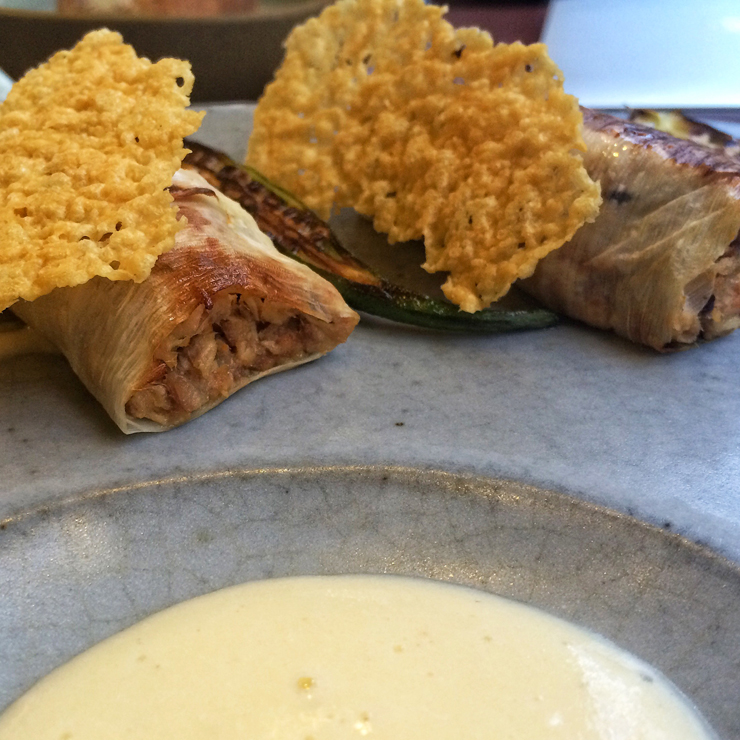 Delicadíssimos canelones de galinha d'Angola muito bem temperada (no lugar da massa, finas fatias de palmito pupunha) com quiabo e creme de queijo de cabra.