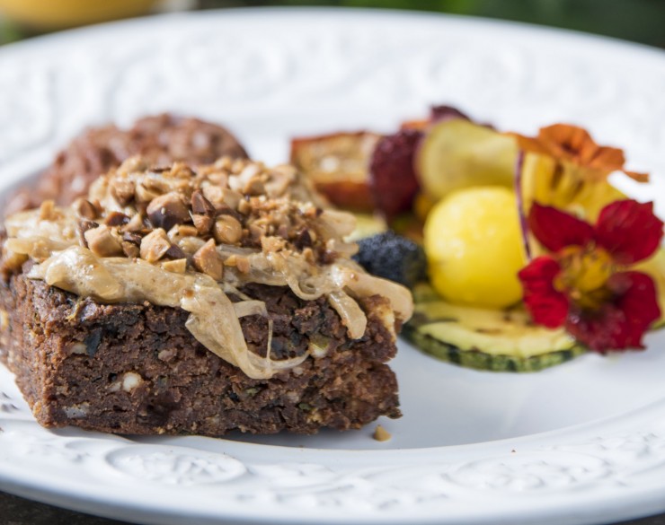 Brownie salgado de farinha babaçu e taioba (R$ 38) do Espaço Zym