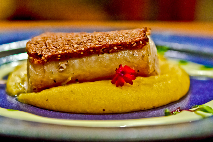 Peixe do dia grelhado com crosta de baru, purê de banana-da-terra e vinagrete de laranja-lima (R$ 79) do Brasil a Gosto