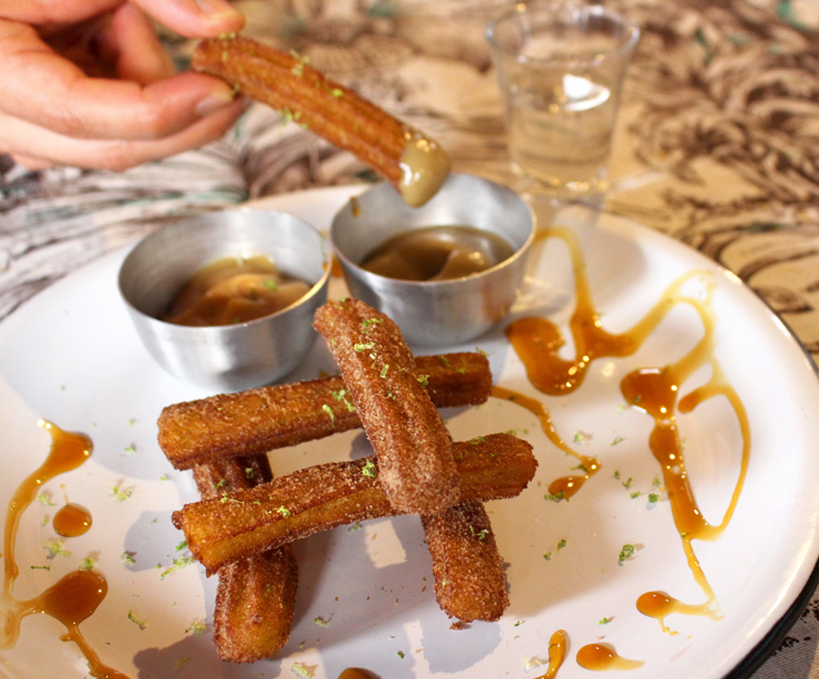 Os imperdíveis churros do Arimbá: massa de milho e banana da terra acompanhados por doce de leite e creme de rapadura