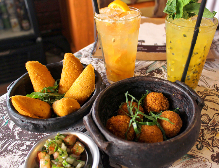 Porções de bem feitos quitutes de fazenda: matula de galinha, pastéis de angu, vinagrete de pimenta de cheiro e caipirinhas. No novo Arimbá, em Perdizes