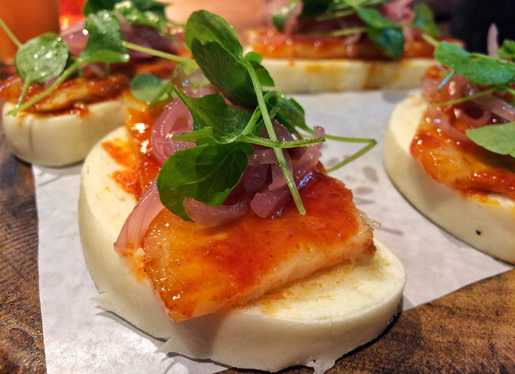 Um dos meus preferidos: pão no vapor, pancetta, Pimenta dedo de moça fermentada e mini agriao