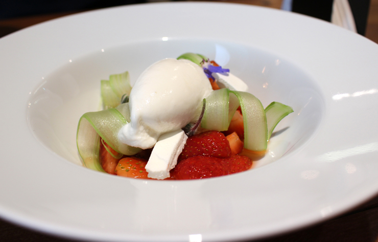 Morangos com fitas de salsão e sorbet de manjericão (R$ 22).