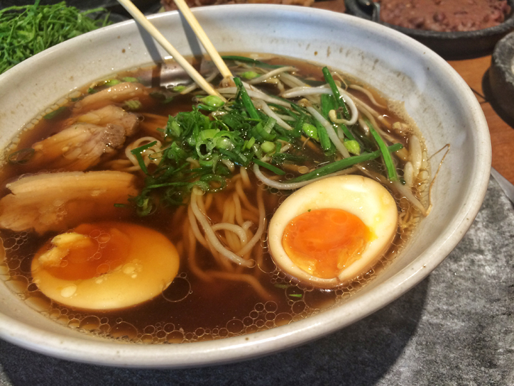 Lámen de porco (R$ 49) de caldo tão, mas tão saboroso, que deixa no chinelo várias casas da Liberdade dedicadas a ele. 