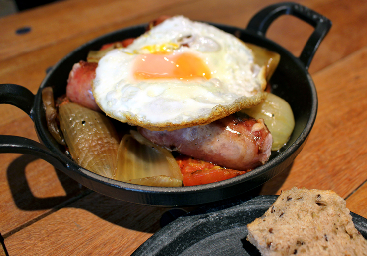 Panelinha de Ovo frito com linguiça e tomates defumados (R$ 22).