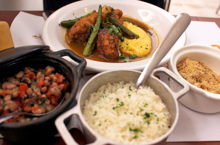 Galinha Caipira com quiabo, angu de milho e quiabo (R$ 33). Todos os pratos vem acompanhados por arroz, feijão e farofa 