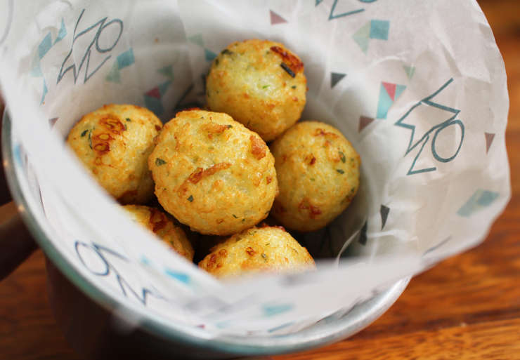 Porção de bolinhos de arroz (R$ 8): massudos