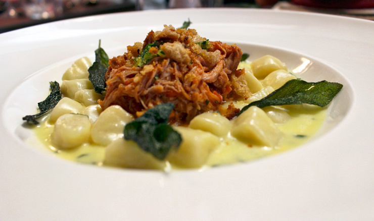 Prato do novo Nino Cucina: Gnocchi com queijo taleggio, ossobuco, gremolata e sálvia crocante