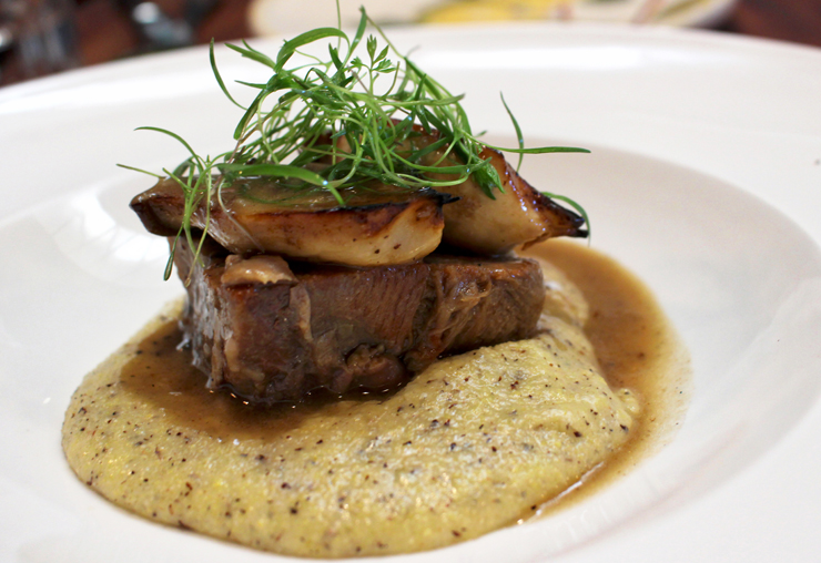 Portobello, polenta taragna e língua 