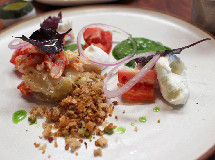 Prato fora do cardápio, servido apenas quando há os insumos: caranguejo com salada caprese e pangrattato 