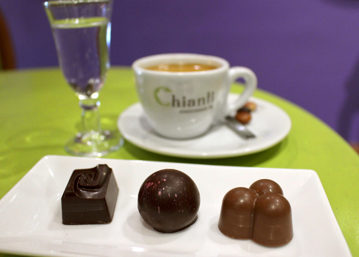 Combinado de espresso e três bombons: R$ 11