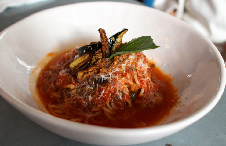 Spaghetti alla norma feito com molho de tomate, berinjela, pimenta e manjericão (R$26, meio; R$ 39, inteiro) 