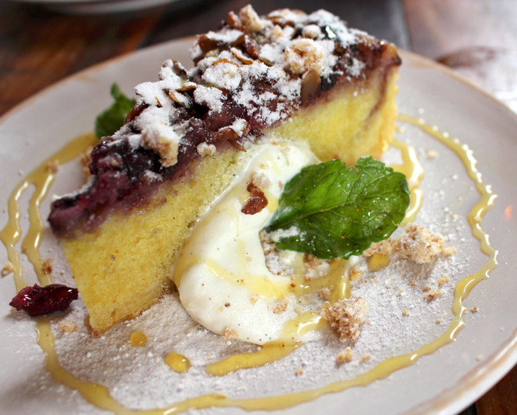 Torta Frangipane - massa com base de amêndoas- com frutas da estação (R$ 24): está mais para bolo 