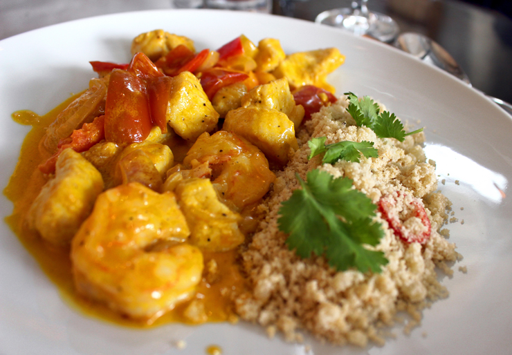 Sem graça Moqueca de badejo e camarão com farofa de mandioca com pimenta e coentro (R$ 52)
