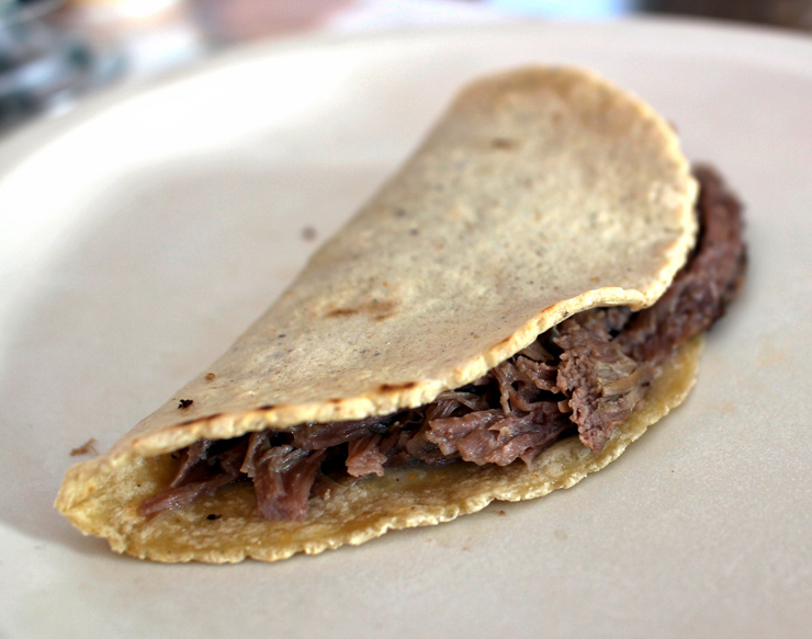 Para começar o dia, no Rincon Hidalguense: tortilla artesanal com barbacoa de cordeiro. Também acompanha sopa de arroz e grão de bico feita com a gordura da carne