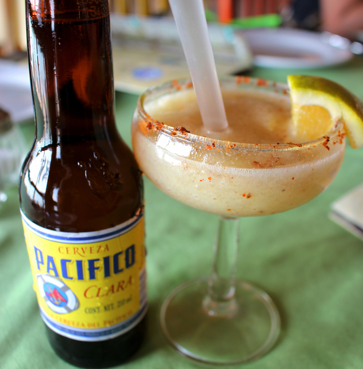 Cerveja local e margarita de arrayán com raicilla no Mariscos Tino's, na Riviera Nayarit: minha iniciação no destilado que roubou meu coração