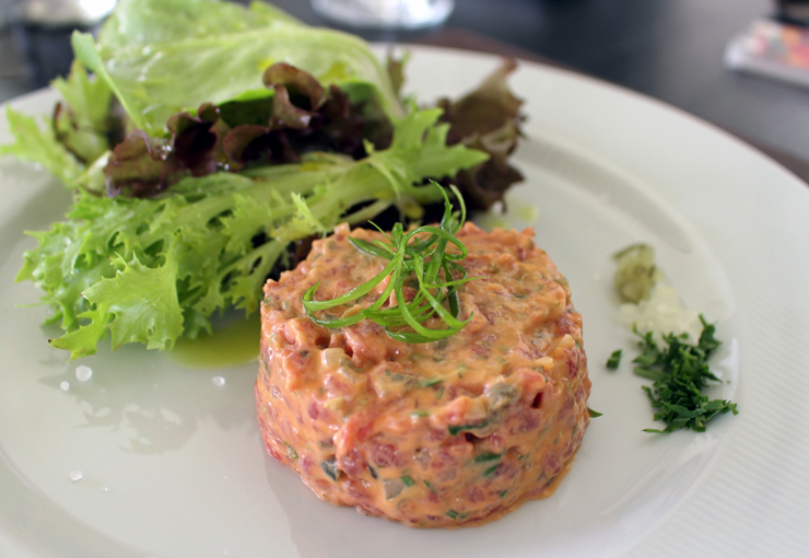 Steak Tartar com salada verde e fritas (R$ 33, pequeno; R$ 48, grande). O meu veio sem fritas... 