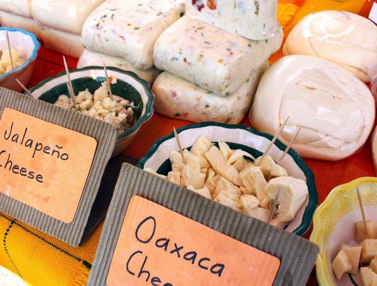 Queijos mexicanos orgânicos no mercado dominical de La Cruz de Huanacaxtle