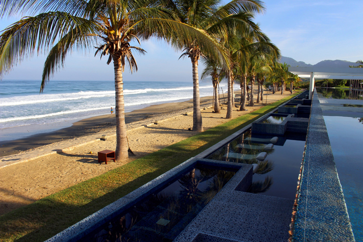 Espreguiçadeiras na piscina externa do hotel La Tranquila, em Litibú