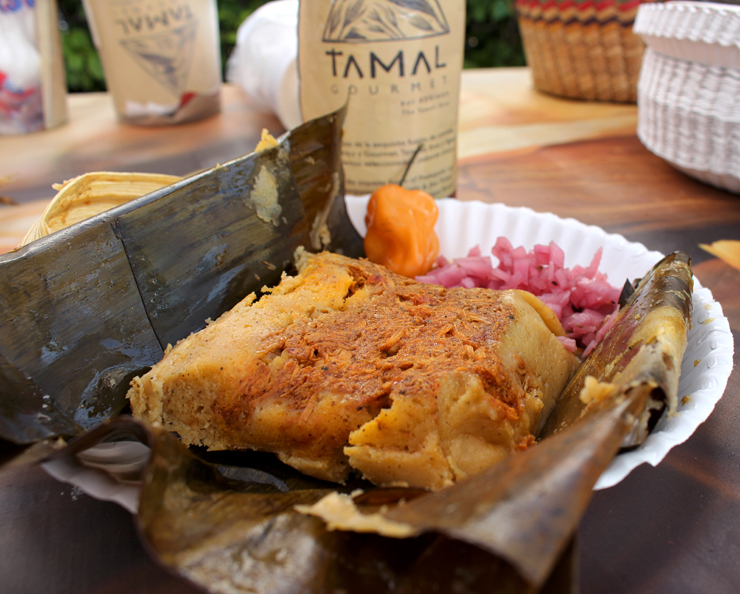 Tamal (espécie de pamonha mexicana) recheada com Cochinita Pibil no Mercado de Huanacaxtle