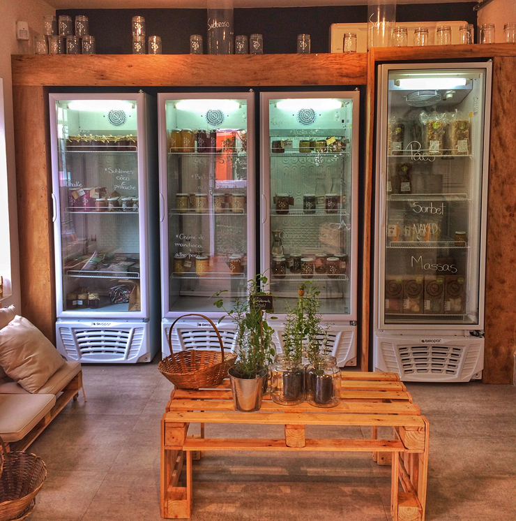 Geladeira de receitas orgânicas e prontas para consumo da Casa S, na Vila Madalena