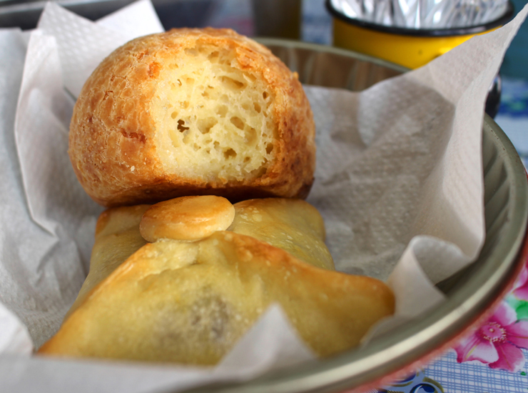 Pão de queijo e trouxinha de carne seca com catupiry do Lá da Vendinha, na Barra Funda