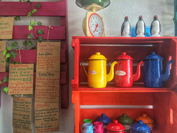 Além de comidinhas, o café também vende artigos de decoração, panos de prato, toalhas e artesanato