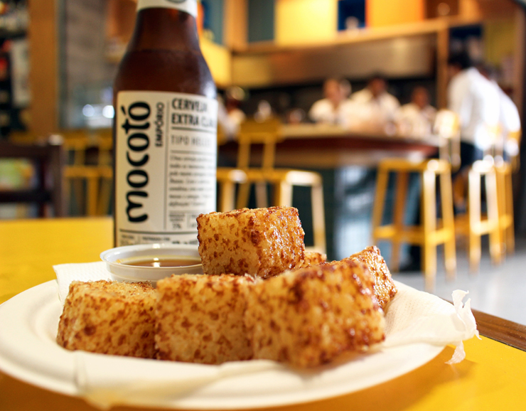 Os famosos dadinhos de tapioca com queijo coalho, de Rodrigo Oliveira, agora também no novo Mocotó Café, em Pinheiros 
