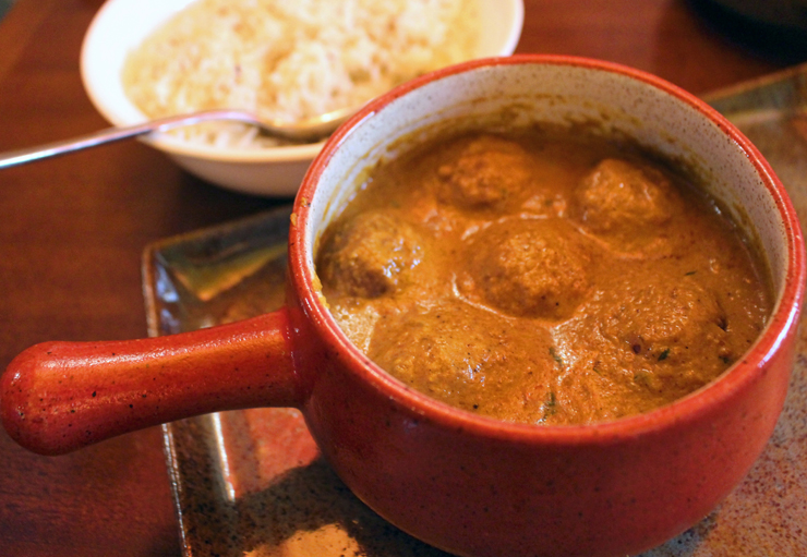 Vegetariano e delicioso: Vegetarian Kofta. Bolinhas de vegetais cozidas em molho de tomate, cebola, castanha de caju e creme de leite