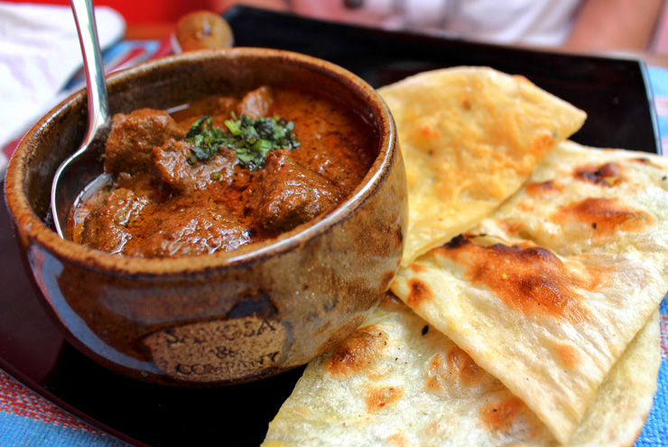 Prato ícone da cozinha indiana, o Roghan Josh traz cabrito em molho denso, aromático e riquíssimo