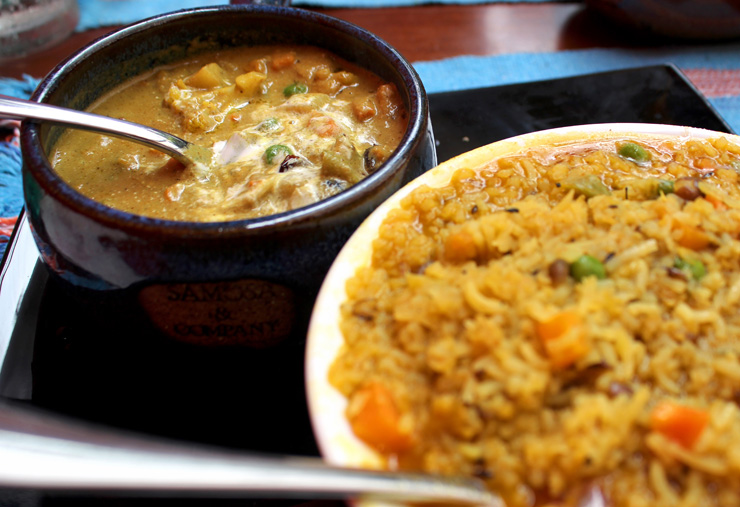 Khichade (arroz úmido com feijão andu, semente de cominho e legumes) e Navratan Korma