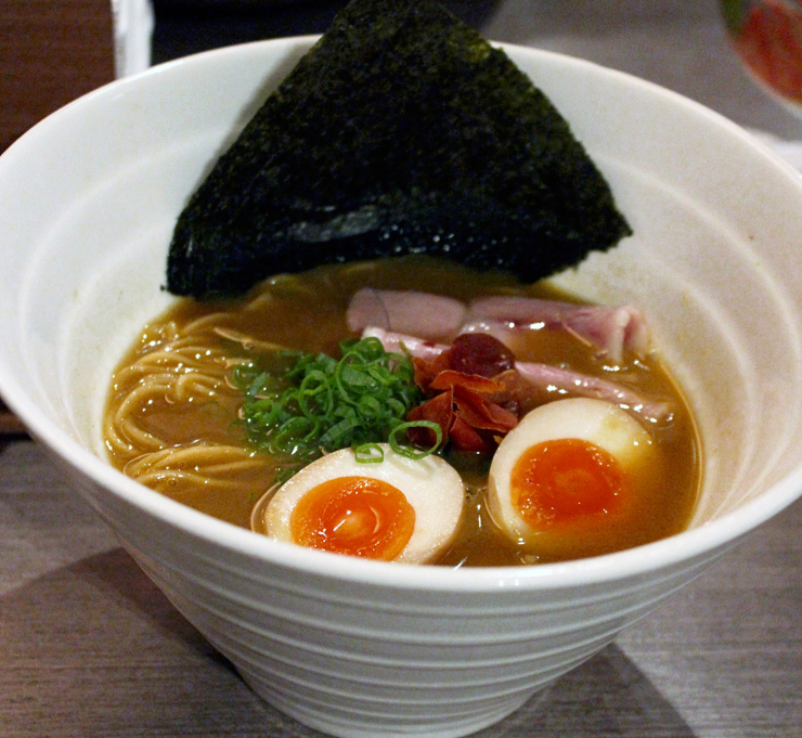 Karê do TanTan: ramen, lombo, curry, alho tostado, ovo e cebolinha (R$ 34)