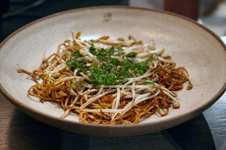 Suyaki (massa de ramen tostada, broto de feijão e cebolinha na wok com molho inglês e pimenta do reino, R$ 26) 