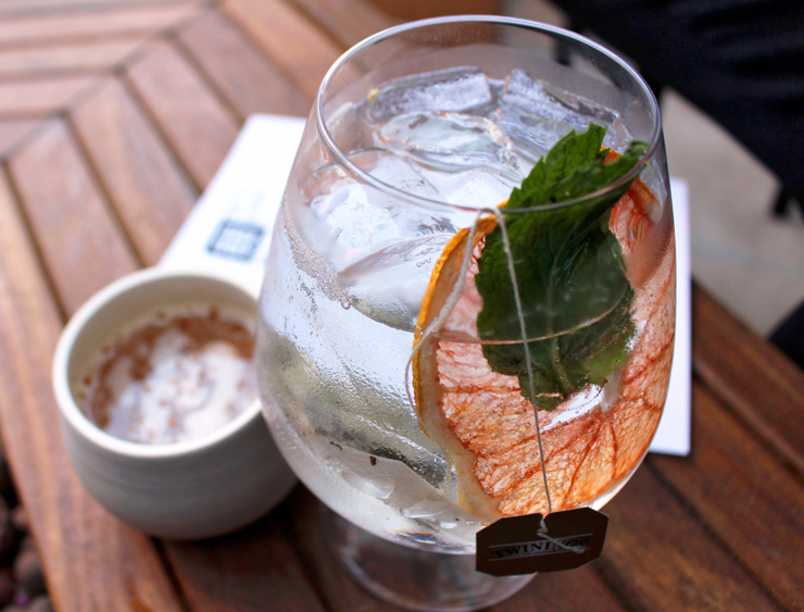 Peça drinques no TanTan: bem feitos e a preço único de R$ 27, caso deste Gin Tonic cm chá branco e grapefruit