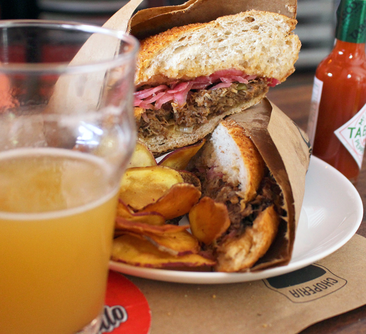 Sanduíche de carne louca com cebola roxa (R$ 29) da Choperia São Paulo: pão ruim