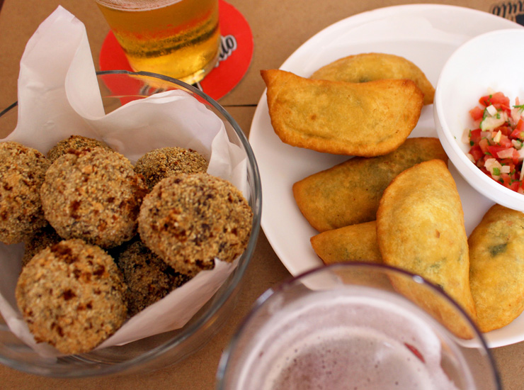 Na nova Choperia Sâo Paulo: mini pasteis de farinha de milho recheados com carne e quiabo ou ricota defumada e escarola (R$ 24) 