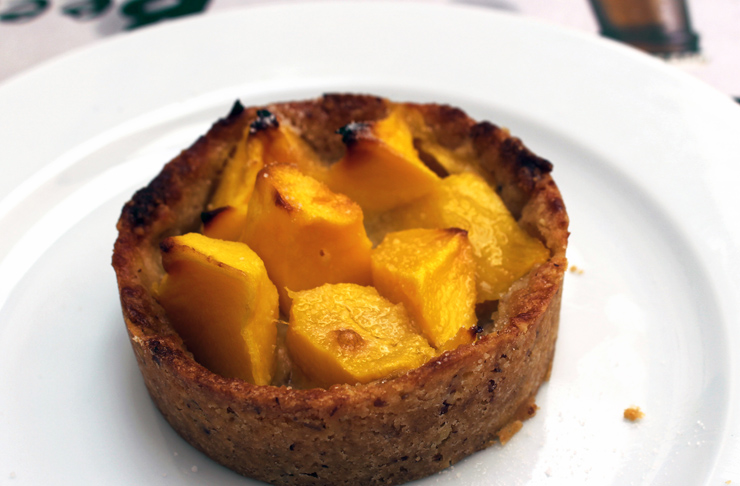 Nova sobremesa do La Reina: torta morna de manga caramelada com coco (R$ 21)