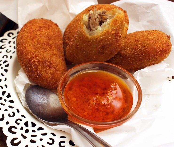 Excelentes e cremosíssimos croquetes de pato com pimenta da casa ($ 24)