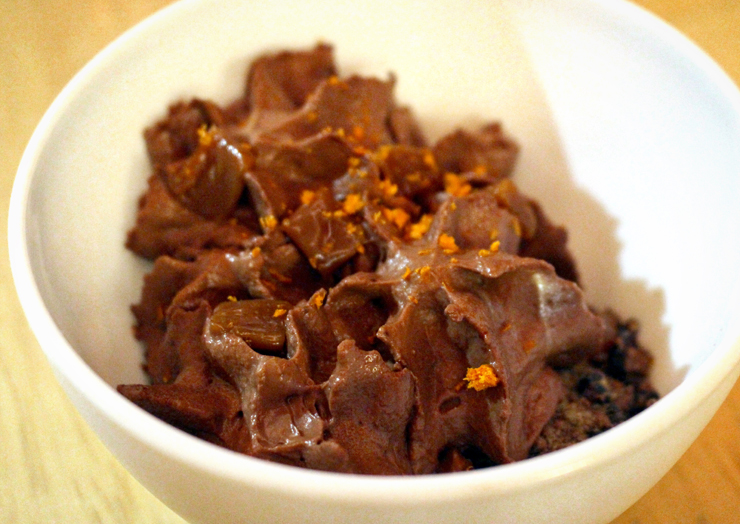 Mouskito: mousse de chocolate amazônico feito no sifão, flocos de cereais crocantes envoltos em chocolate e pepitas de caramelo salgado (R$ 19)