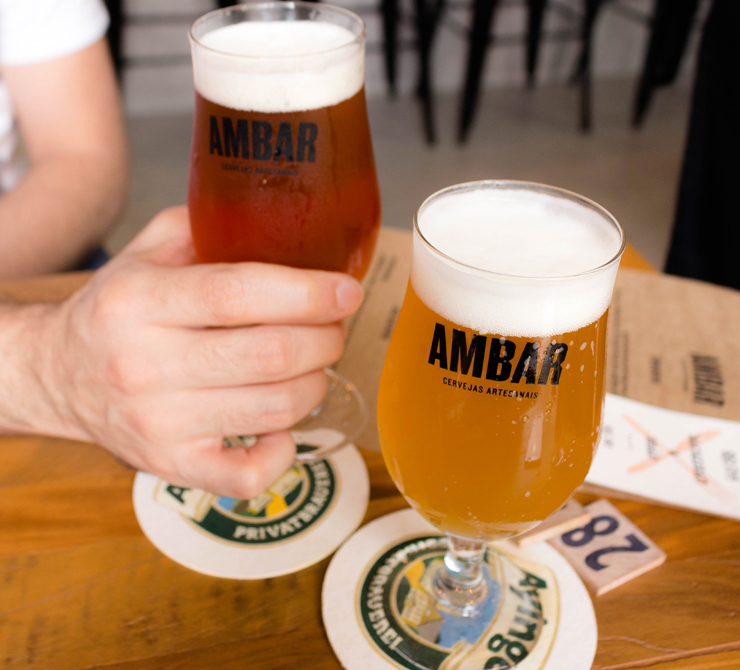 No Ambar há 15 torneiras de chopes de pequenas cervejarias nacionais. Nos copos, Australian Sparkling Ale da Freising e Session IPA da Barô