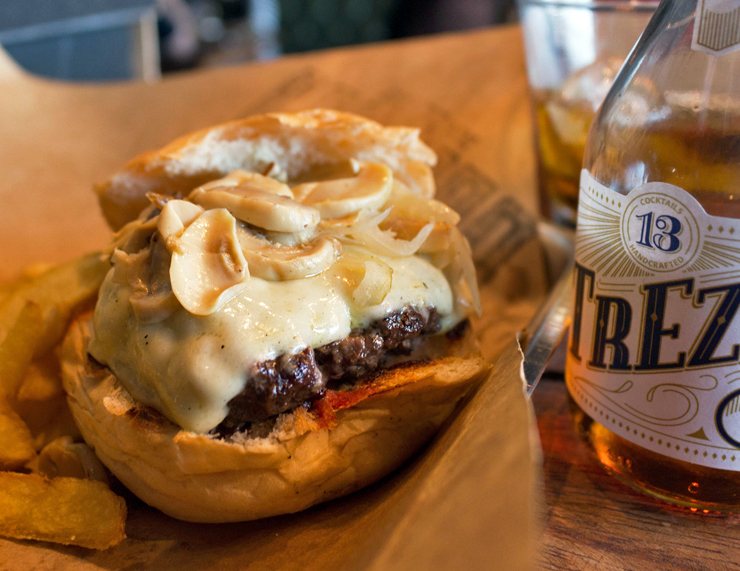 Ótimo burger com queijo e cogumelos do BOS BBQ: por R$ 26 você escolhe quantas coberturas quiser 