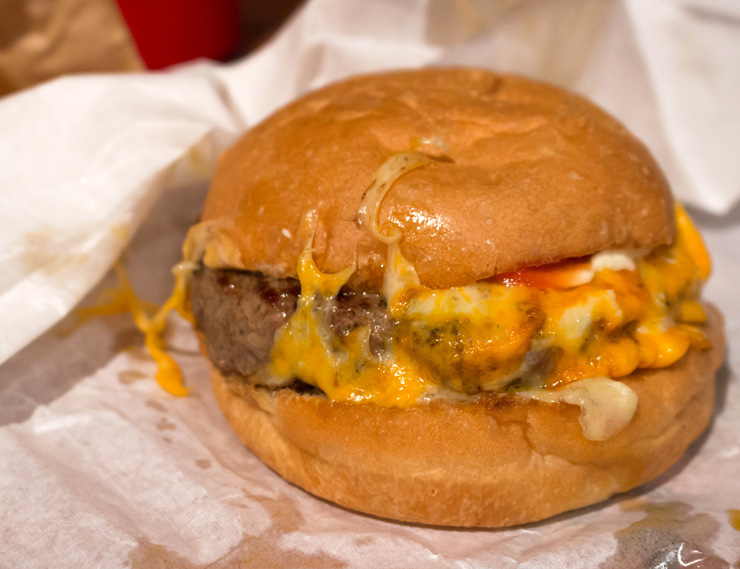 Cheeseburger com ketchup, maionese e picles do novo Burger Joint, em São Paulo: