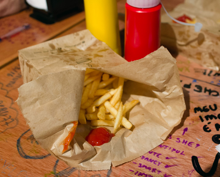 Porção de fritas Mccain: servido no saco de papel no Burger Joint