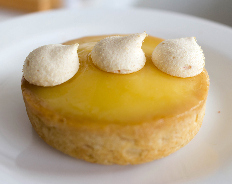 Tarte Citron Basilic (Torta de limão com massa de amêndoas e baunilha, creme de limão aromatizado com manjericão e suspiros, R$ 15) da Boutique CFC, em São Paulo